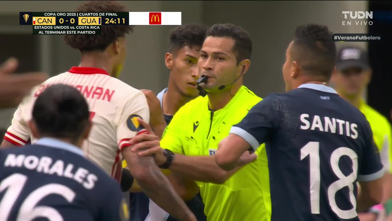 ¡Bronca! Muñoz deja la patadita y Buchanan encara a todos los azules