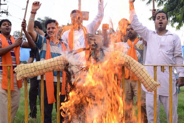 Pakistán amaneció conmocionado por la peor matanza cometida por los talibanes contra la comunidad cristiana, que costó la vida a más de ochenta personas y pone en jaque la estrategia de diálogo del Gobierno con los radicales. El último recuento ha elevado a 82 el número de fallecidos, que aún puede subir dado el estado crítico de varios de los más de 140 heridos ingresados en hospitales de la localidad noroccidental de Pesháwar, en una de cuyas iglesias se produjo la masacre. "No teníamos palabras ante el horror que teníamos delante", explicó hoy a Efe el director de la Liga Interconfesional de Pakistán (APIL), el cristiano Sayid Ishaq, quien visitó ayer junto a diversas autoridades regionales a las víctimas hospitalizadas. "No es solo un atentado contra nuestra minoría, sino también contra la humanidad de este país", dijo Ishaq, quien calificó la situación tras el ataque "como la peor sufrida hasta ahora por los cristianos paquistaníes".