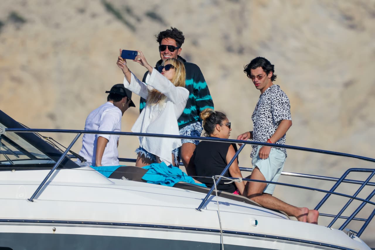 Se le nota relajada, tomándose selfies con sus compañeros de viaje.