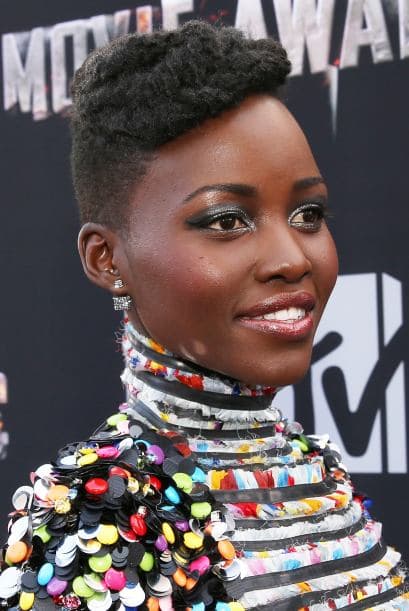 Atención trend hunter: en la estación de las flores, los smokey eyes siguen en boga, con algunos twists.