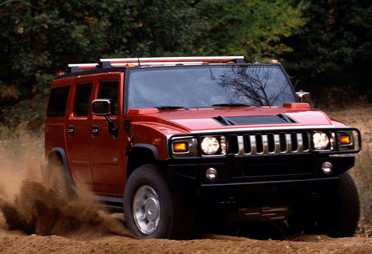 15. 
<b>Hummer H2 2002-2009</b>: Alguien en General Motors pensó que sería una buena idea vender una versión de calle del vehículo militar Humvee popularizado en los 90 por personajes hiper-machos como Arnold Schwarzenegger. La idea funcionó por un par de años. Sin embargo la recesión de 2008 y el hecho obvio de que 
<b>la H2 era en realidad una Chevrolet Tahoe con un gran sobreprecio</b> y mucho plástico hueco en su cabina, sellaron el fracaso del proyecto.