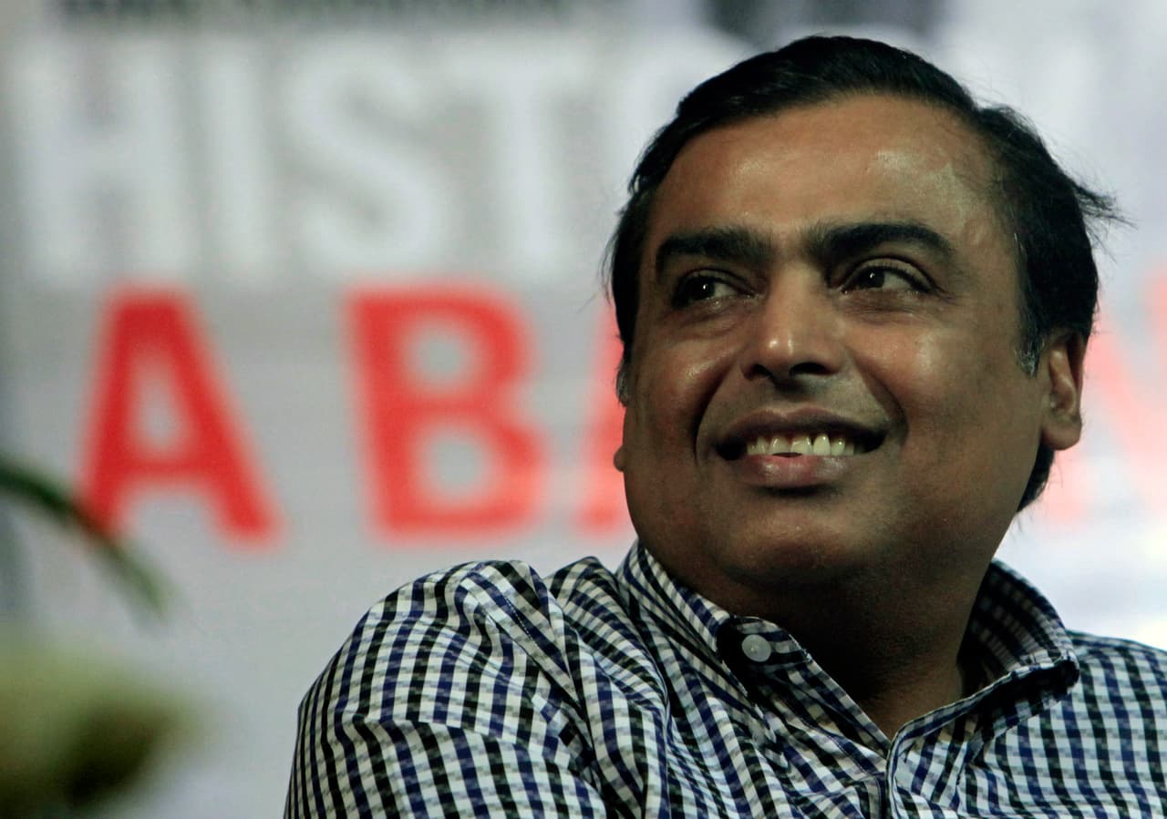 <b>Puesto 10. Mukesh Ambani</b>.
<br>
<br>Patrimonio total: 84,500 millones de dólares.
<br>Fuente del patrimonio: Diversificada.
<br>Lugar de residencia: Mumbai, India.
<br>
<br>Este empresario indio con inversiones en energía, petroquímica, textiles y comunicaciones se convirtió en la persona más rica de Asia, destronando al chino Jack Ma. A pesar de aumentar su fortuna en 10,000 millones en 2020, Ma se encuentra en el número 26 de la lista. 
<br>
<br>Forbes utilizó los precios de las acciones y los tipos de cambio del 5 de marzo de 2021 para calcular los valores netos de los multimillonarios.
<br>