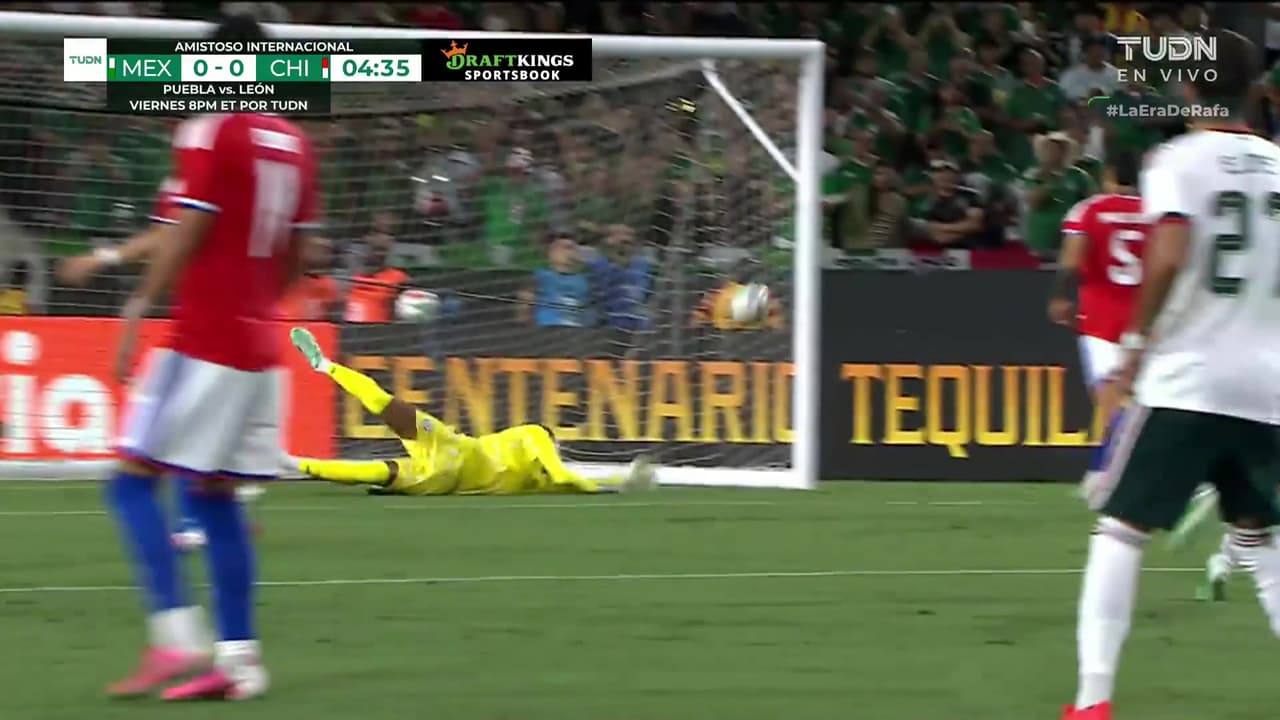 ¡Atajadón de Vigouroux! Gallardo y México tocan la puerta de Chile