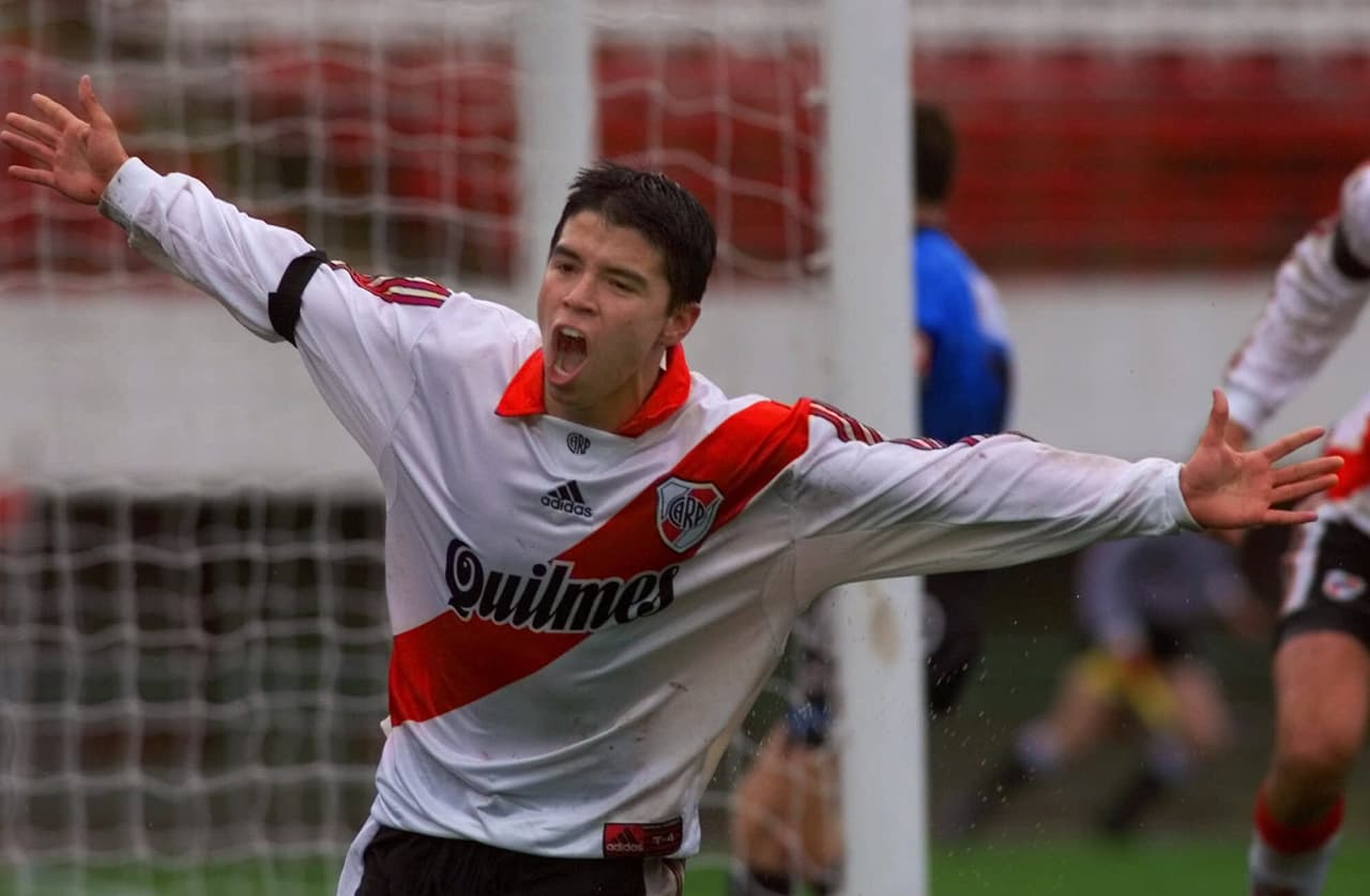 <b>Javier Saviola (River Plate) - </b>No hay duda de que los mejores momentos del 'Conejito' llegaron en sus inicios con la Banda Cruzada y luego en el Barcelona, en donde jugó cuatro temporadas. Luego vino la debacle, pero quedará por siempre el recuerdo de un goleador con rapidez y buenos movimientos. Fueron nueve los títulos que logró en Europa.