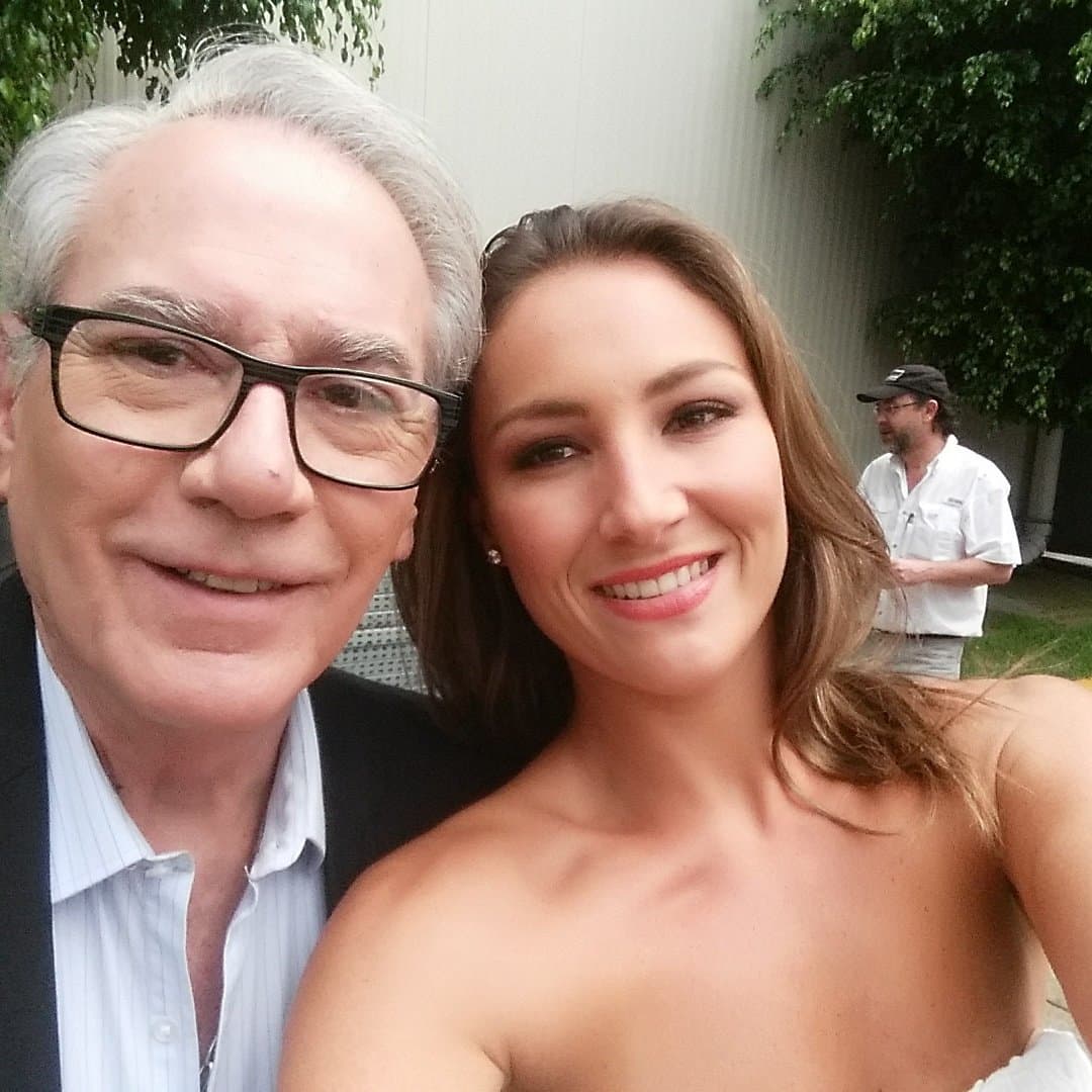 Anahí es es una chica con muy buen humor, siempre aprende de los actores con experiencia como Otto Sirgo.