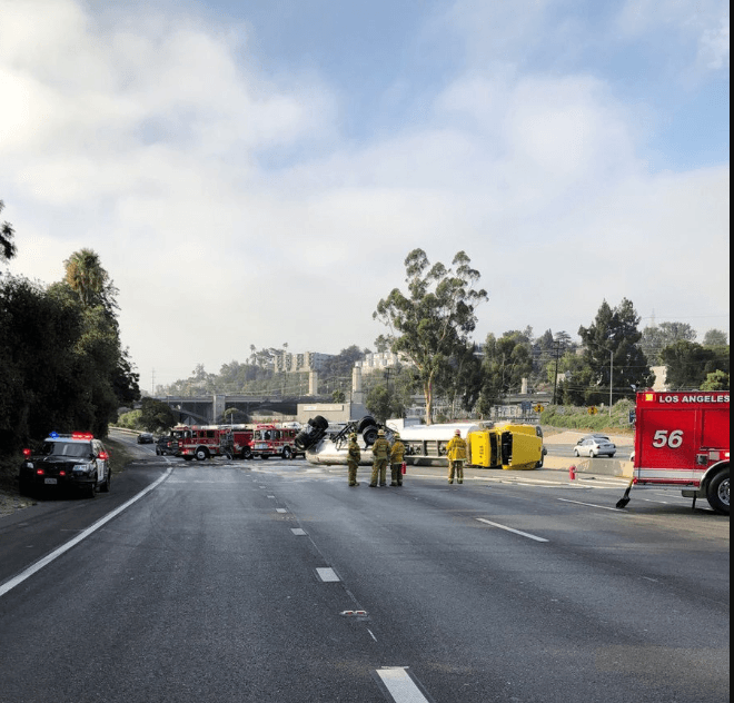De acuerdo con el portavoz de LAFD unos 10 galones de gasolina se derramaron sobre la vía. Sin embargo, la carga restante en los tanques, unos 7,490 galones de combustible, tienen que ser removidos de las plataformas antes de que pueda ser remolcado.