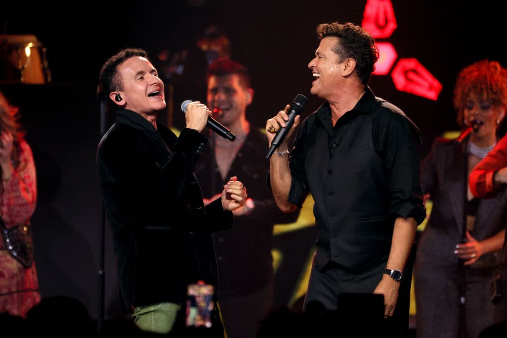 Silvestre Dangond y Carlos Vives cantando juntos.