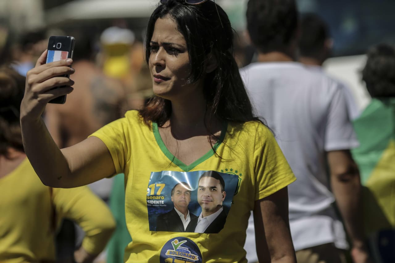 Cómo WhatsApp ayudó al ultraderechista Jair Bolsonaro a ser el favorito para ganar la presidencia de Brasil