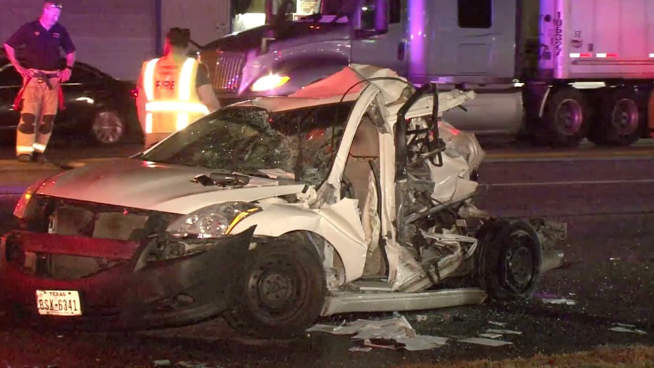 Rescatan a los ocupantes de un auto que se estrelló con un camión de carga al noroeste de Houston 