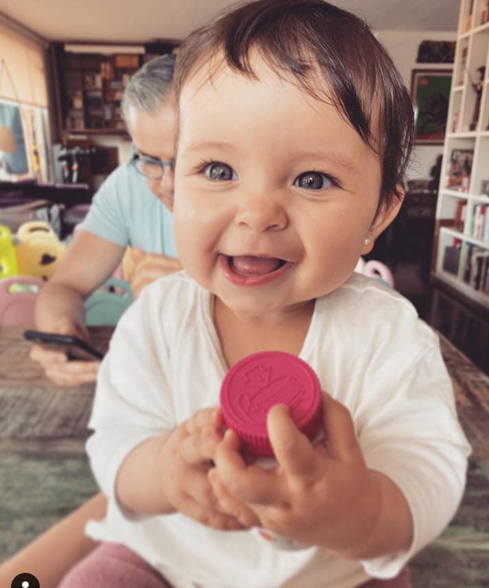 Cuando la bebé cumplió 8 meses, en septiembre pasado, su madre publicó
<b><a href="https://www.instagram.com/p/CFXUUGMlA2k/" target="_blank">esta otra imagen </a></b>de ella en la que evidenció el gran parecido que tiene con sus famosos padres: "Gracias 'gotica' de agua", escribió Marisabel Gutiérrez.
<br>