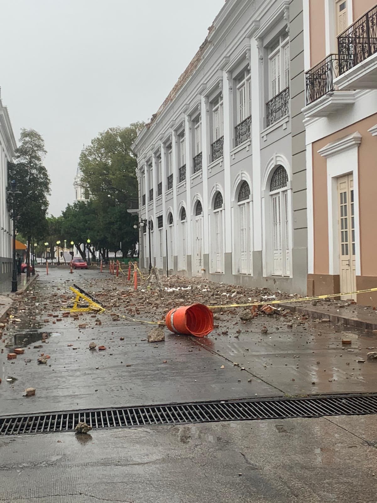 También hay daños en el edificio Moscoso y en los residenciales públicos Golden View, Siver Valley y Cooper View, en donde hay 50 apartamentos en cada uno de los edificios que fueron afectados por el temblor.