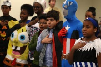 Niños disfrazados de Halloween recibieron certificados de ciudadanía