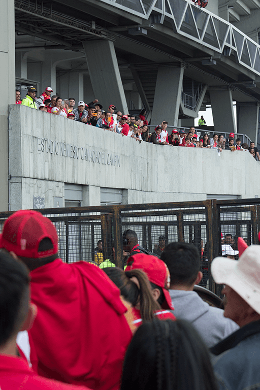 La hinchada santafereña vociferaba al paso del presidente y el plantel del club mientras entraba al estadio.