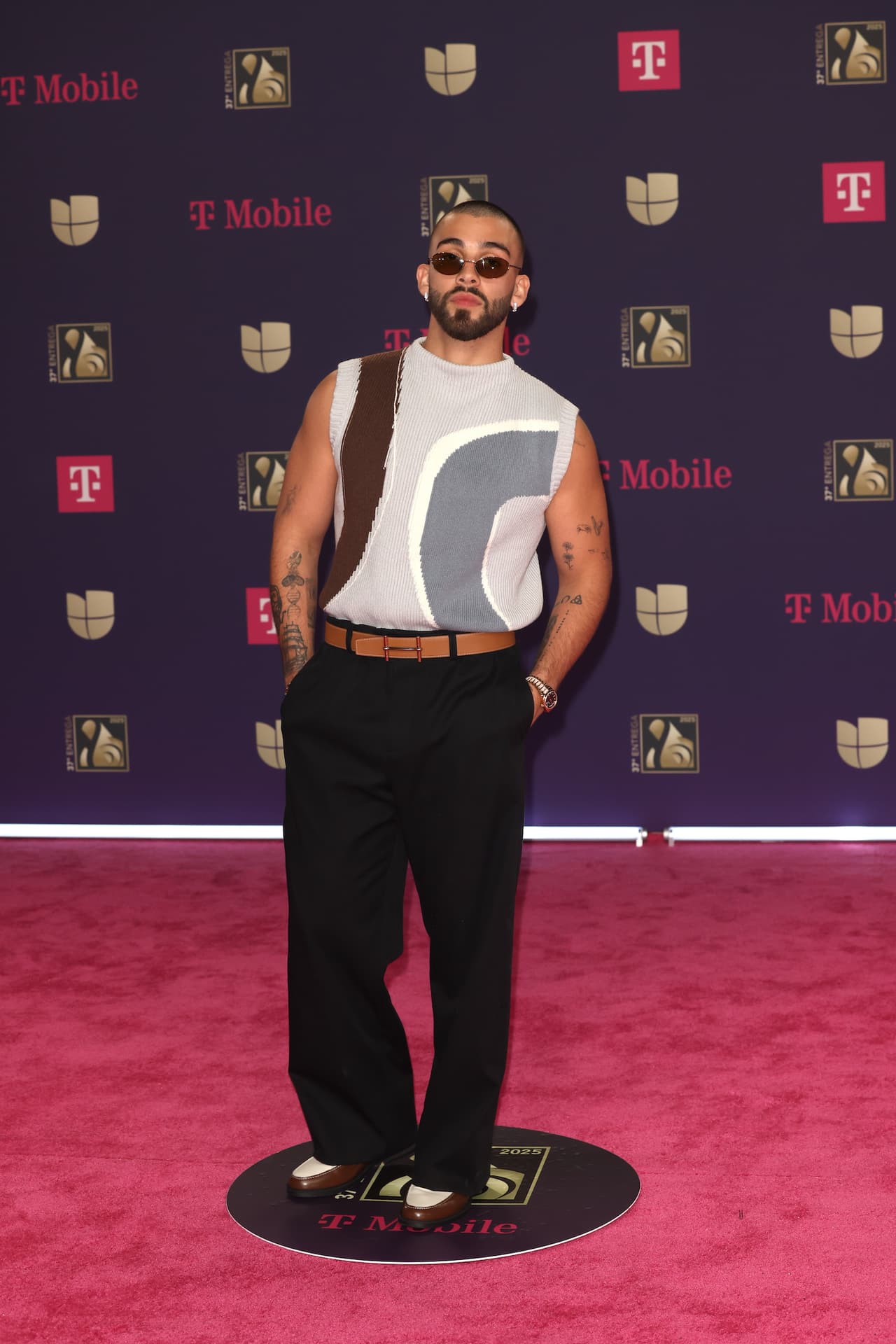 <b>Manuel Turizo</b> arribó con un look desenfadado.