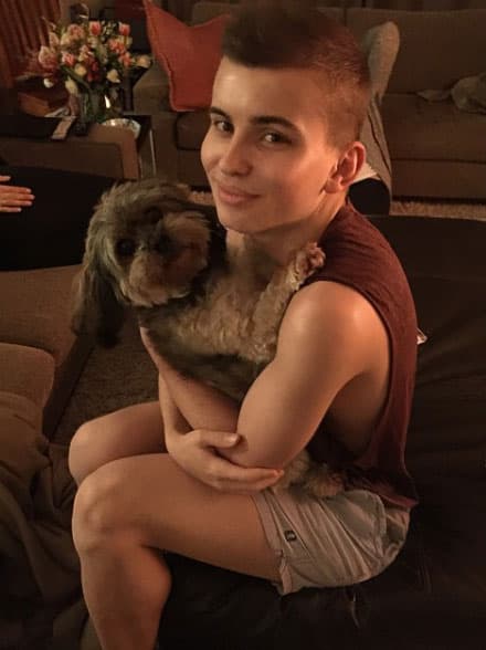 Con su encantador perrito.