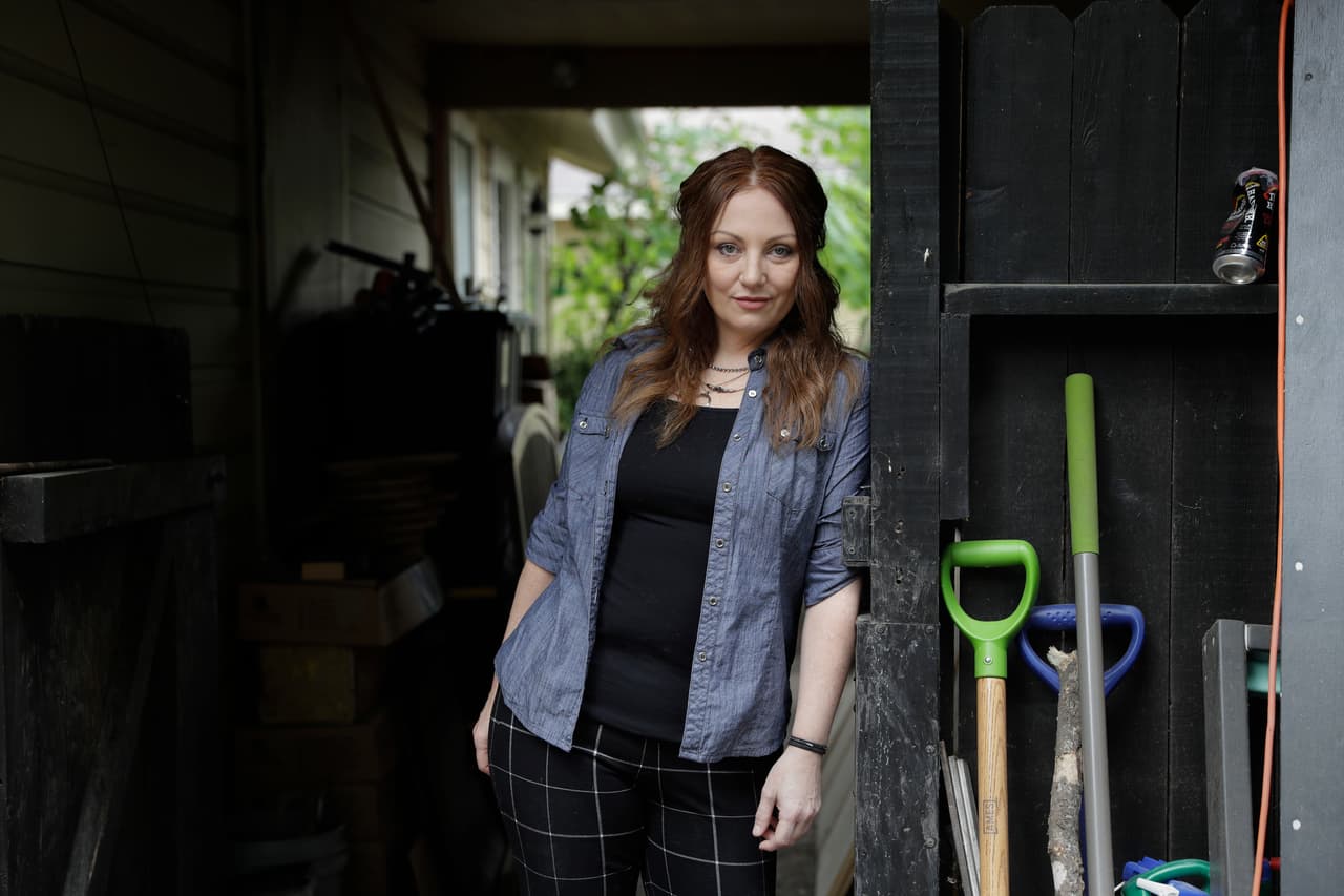 "Toda mi vida había necesitado este tipo de tratamientos pero no podía pagarlos de mi bolsillo", confiesa Erin quien aprovecha los subsidios gubernamentales para poder pagar su prima de seguro. También ahora puede pagar la costosa medicina que debe tomar para curar la hepatitis C. 
<b>"De verdad desearía que un senador republicano me llamara y explicara por qué el ACA está fallando... esta reforma de salud ha salvado mi vida y mi cordura". </b>