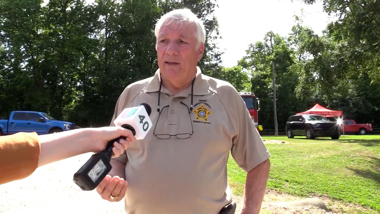 Autoridades y cuerpos de bomberos de varias ciudades colaboran en las labores de recuperación, incluido el Departamento de Bomberos de Erwin y la Oficina del Alguacil del condado de Harnett. Una embarcación de la base militar de Fort Bragg se unió este martes al operativo.