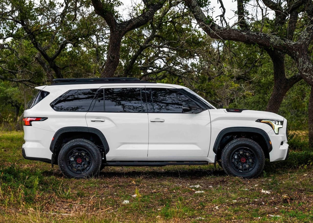 La Toyota Sequoia 2023 se rejuvenece adoptando un estilo moderno, una cabina tecnológica y un sistema de propulsión híbrido.