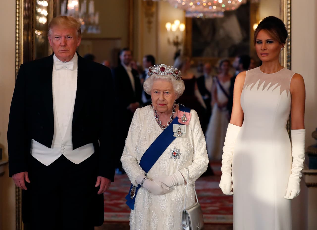 Trump ingresó al banquete de estado en el Palacio de Buckingham junto a la reina Elizabeth II (en el centro) y la primera dama Melania Trump.