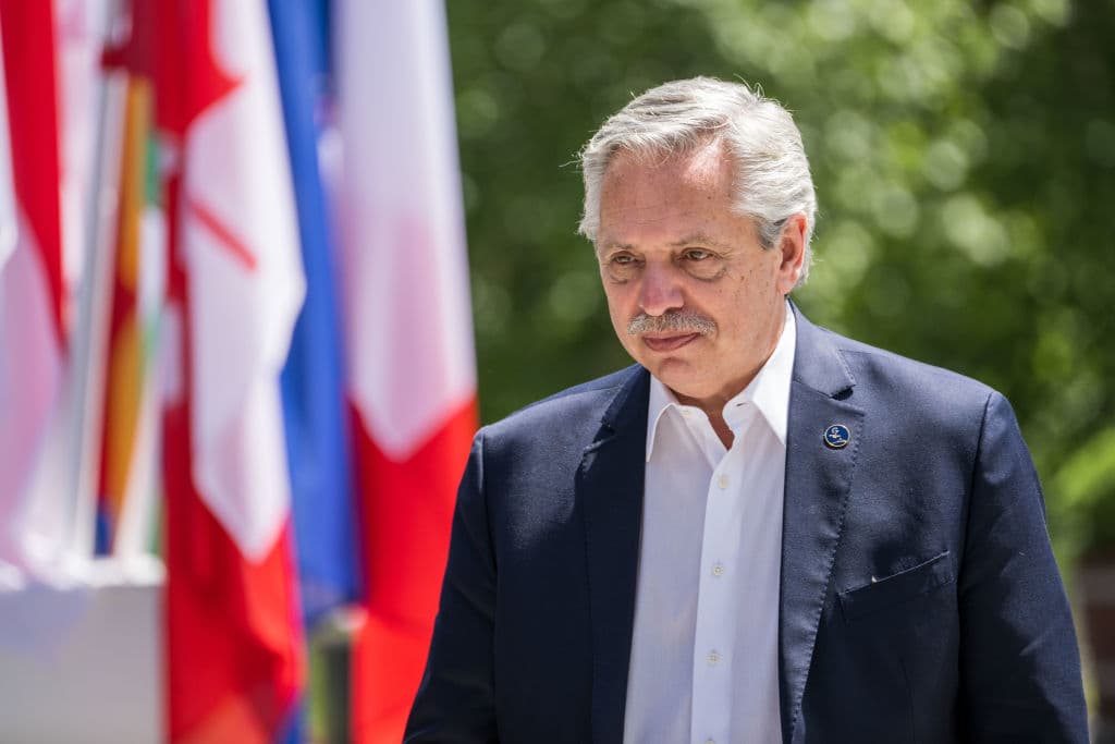 El centroizquierdista presidente de Argentina, 
<a href="https://www.univision.com/noticias/america-latina/elecciones-legislativas-argentina-oficialismo-peronismo-pierde-senado">Alberto Fernández</a>, recibió el 17% de valoración positiva en la encuesta de Ipsos, pero el 77% de desaprobación; 4% no opinó. Por primera vez desde que asumió el poder en diciembre de 2019, las principales confederaciones sindicales, aliadas del gobierno, marcharon este miércoles hasta la sede del Congreso para protestar por el alto costo de la vida.