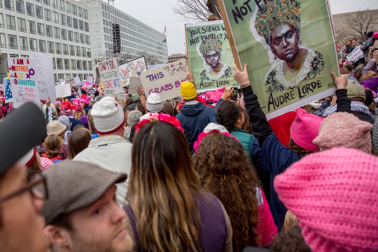 El ambiente de la marcha de este sábado no se parecía al de la toma de posesión del viernes: a pesar de la frustración, la atmósfera era de 
<b>solidaridad, alegría y resistencia</b>