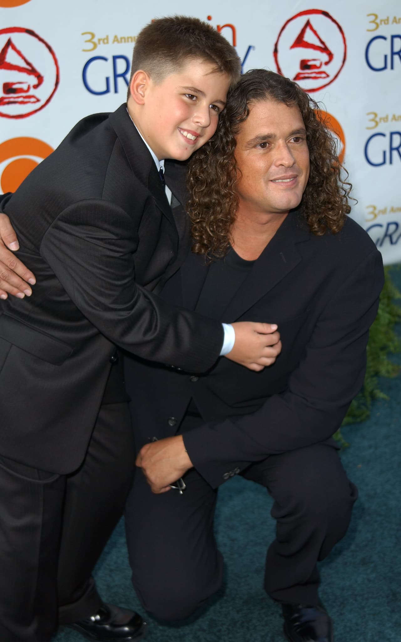 En 2003 lo vimos así con el cabello más largo, rizado y feliz al lado de su hijo.