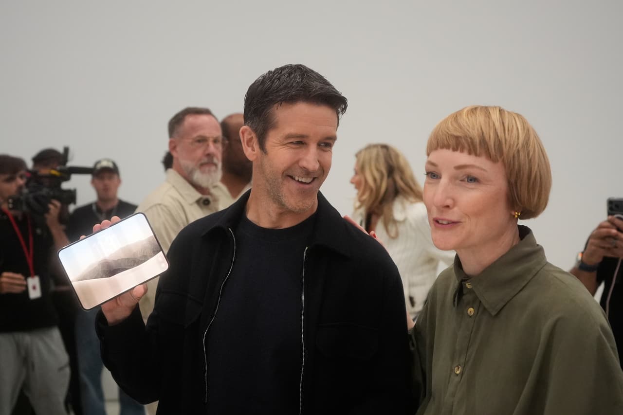 Finalmente, el 9 de septiembre de 2026, el director ejecutivo de Apple, John Ternus, sostuvo el iPhone Duo junto a la vicepresidenta de diseño industrial, Molly Anderson, durante el anuncio de nuevos productos el miércoles 9 de septiembre de 2026 en Cupertino, California.