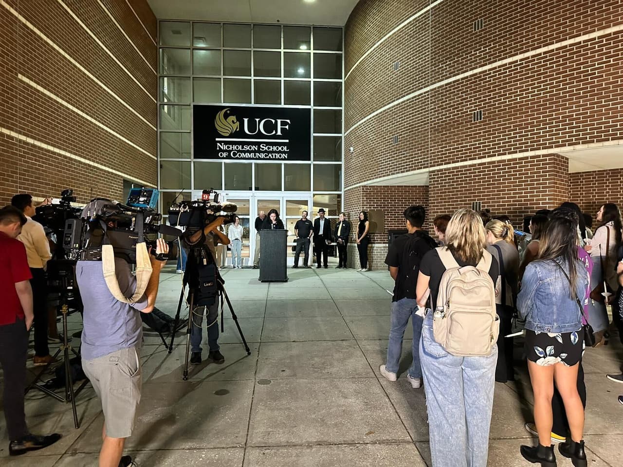 No obstante, Keith Melvin Moses caminó a una casa cercana y 
<b><a href="https://www.univision.com/local/orlando-wven/era-amable-e-inteligente-asi-recuerdan-a-la-nina-de-9-anos-asesinada-durante-tiroteo-en-pine-hills-video">baleó a una madre y su hija de 9 años. La niña murió </a></b>y su mamá sigue hospitalizada igual que Jesse Walden.