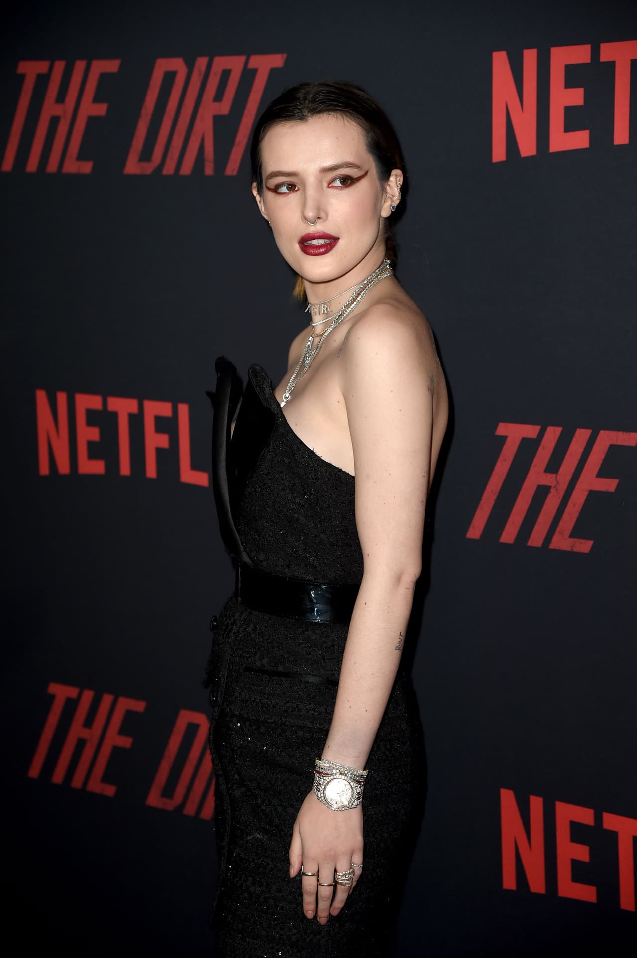 Bella, quien 
<b><a href="https://www.univision.com/shows/noticiero-univision/que-significa-pansexual-el-termino-con-el-que-se-identifica-la-actriz-bella-thorne-video">en julio se declaró pansexual</a></b>, hizo su debut en el cine para adultos como directora de la película ‘Her and him’.