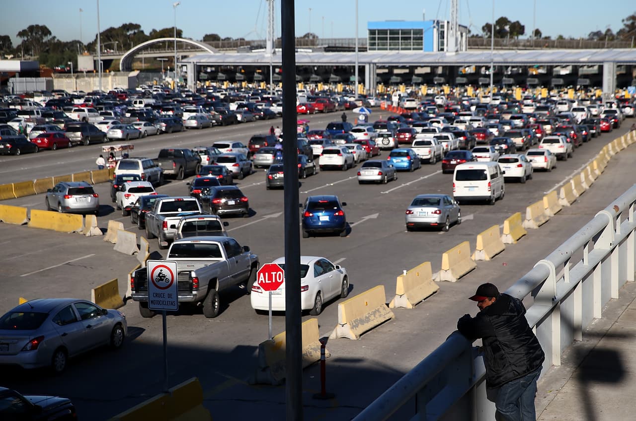 Imagen de una fila de autos esperando el 27 de enero para cruzar a EEUU por Tijuana, México