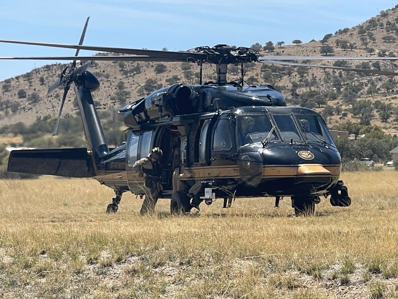 La inmigrante que no fue identificada dijo que tomó medio litro de agua el día anterior y no comió durante dos días. Los primeros auxilios administrados por USBP para ayudar a estas personas son fenomenales.