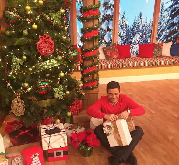 Alejandro Chabán súper feliz abriendo sus regalos.