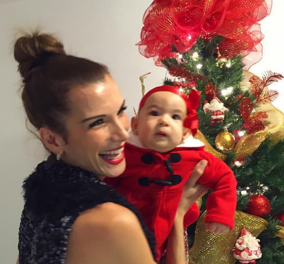 Baby Michelle y su mami Cristy lucieron hermosas en Navidad.