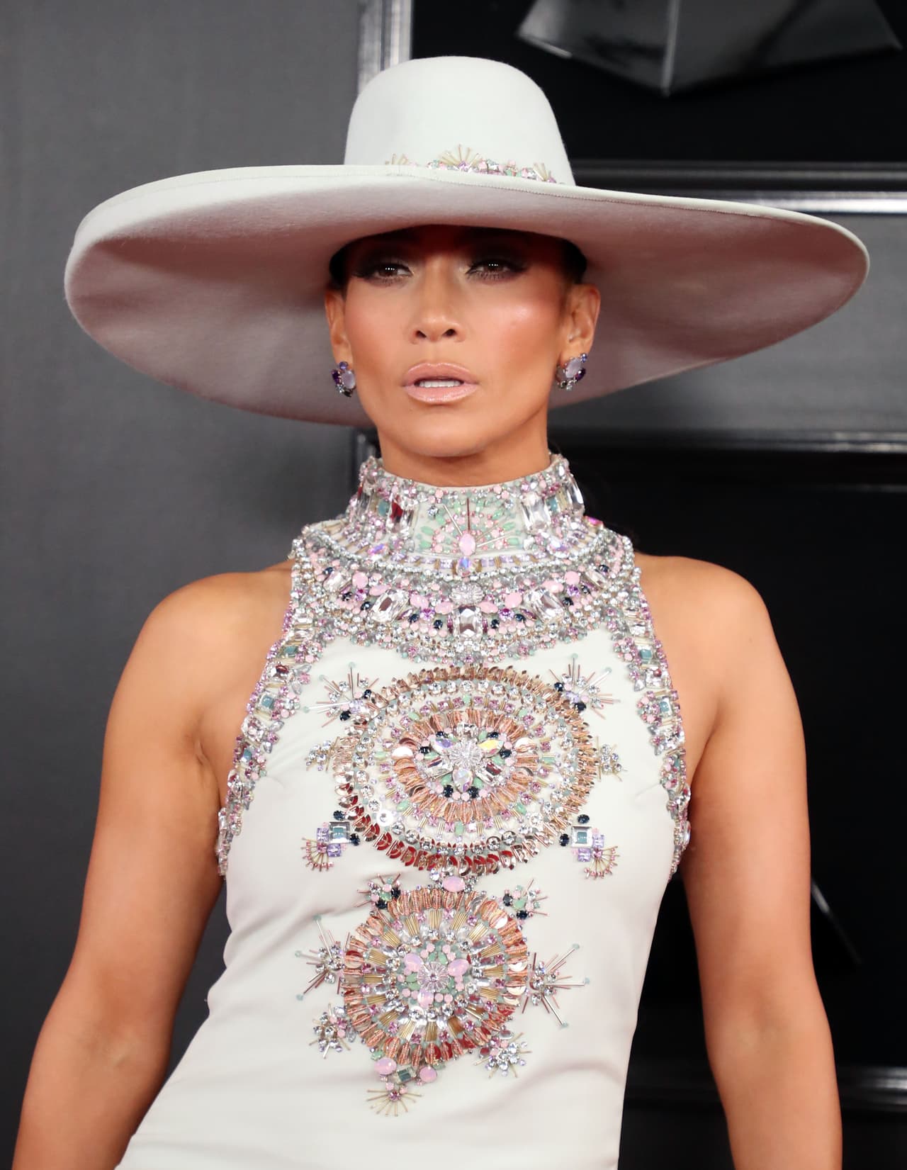 El vestido tenía aplicaciones en el cuello, pecho y espalda, lo que hacía aún más llamativo su 'look'.