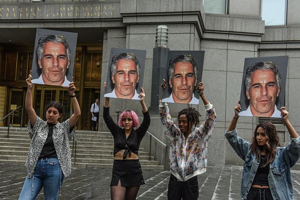 La demanda de Araoz se presenta luego de que el foco criminal se dirige a posibles cómplices de Epstein.