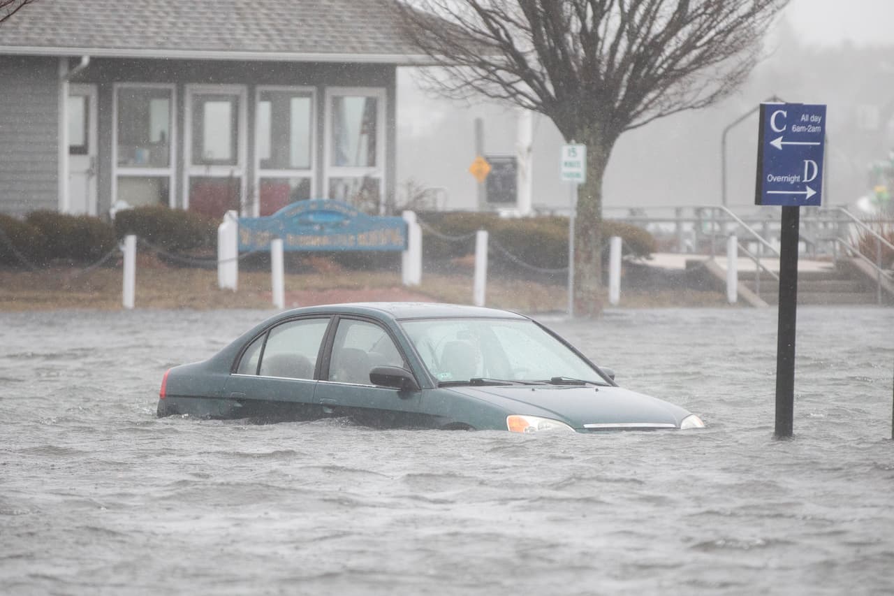 Con las inundaciones en Scituate, Massachusetts, hay
<b> carros y objetos atrapados bajo el agua. </b>Este estado
<b> </b>será el más afectado: se esperan olas de hasta cuatro pies de altura.