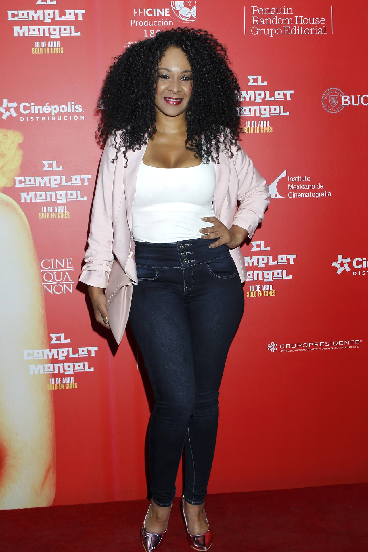 Sin embargo, son comportamientos que cada vez le suceden menos, así lo aseguró la cantante durante una entrevista transmitida el 26 de julio por el programa mexicano 
<b><a href="https://www.youtube.com/watch?v=U5f8U4pa-b4" target="_blank">Ventaneando</a></b>.