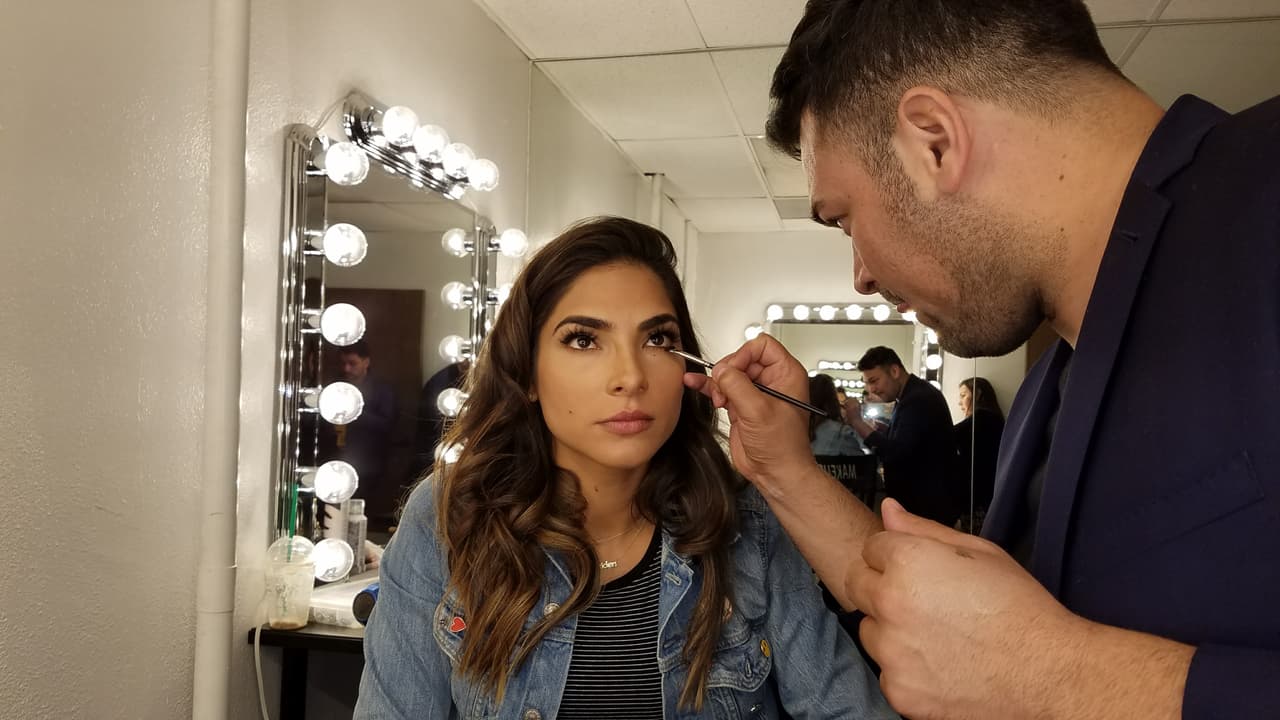 <b><a href="http://www.univision.com/shows/la-reina-de-la-cancion/las-mejores-fotos-de-los-looks-de-alejandra-espinoza-en-la-reina-de-la-cancion-fotos" target="_blank">Alejandra </a></b>llegó con 
<b><a href="http://www.univision.com/shows/la-reina-de-la-cancion/lo-sentimos-alejandra-matteo-y-su-papi-son-dos-gotas-de-agua-fotos" target="_blank">Matteo</a></b> a su primera sesión de fotos desde que vive en Los Ángeles y busca abrirse camino en la actuación. Desde lo natural hasta lo glamoroso, Alejandra jugó con varios estilos para abarcar todo tipo de personajes y llamar la atención de los productores. 
<b><a href="http://www.univision.com/shows/la-reina-de-la-cancion/capitulo-4-alejandra-la-de-tijuana-en-la-los-americanos-la-prefieren-al-natural-para-ellos-mas-es-menos-video" target="_blank">MIRA EL VIDEO</a></b>.