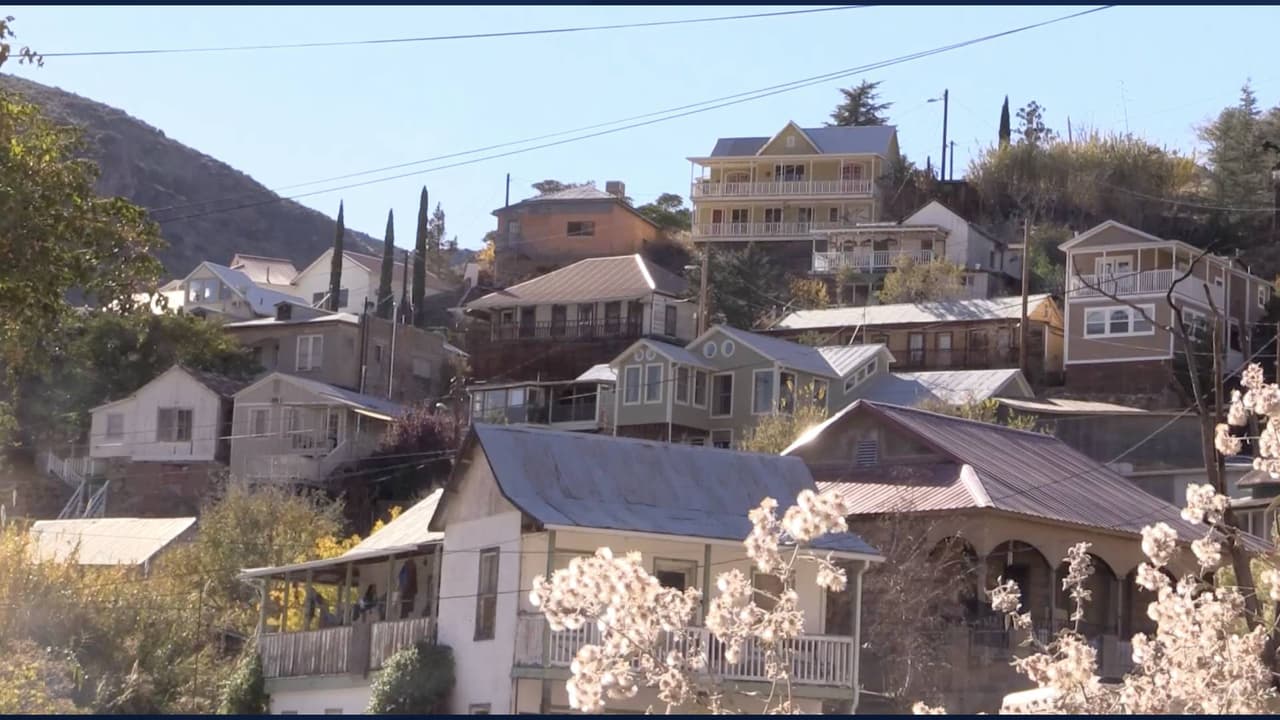 "A finales de los años 60, 70 y 80, podías venir aquí (Bisbee) y comprar una casa por $500 o $25,000, muchos artistas se mudaron a Bisbee y trajeron su creatividad con ellos, así que vemos mucho arte hermoso aquí", dijo Jessi, guía del 
<i>Bisbee Tour Company</i>, durante una entrevista con Univision Arizona.