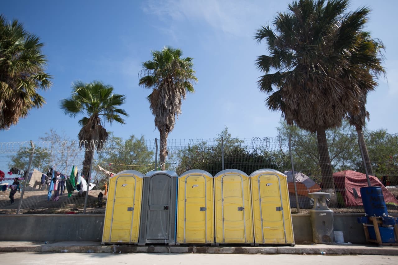 Más de 55,000 migrantes, la mayoría centroamericanos, han sido enviados a México bajo el programa conocido como MPP. En Matamoros, cientos de ellos viven en un campamento improvisado al lado del puente fronterizo.