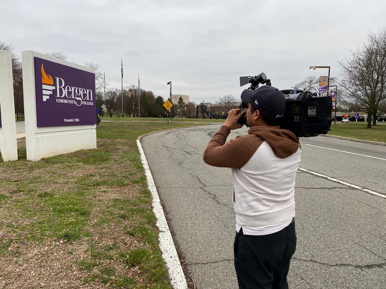 El fotógrafo de Noticias Univision 41 Jonathan Quintero se encuentra en el primer puesto de pruebas de tránsito en Bergen Community College, Paramus, NJ.