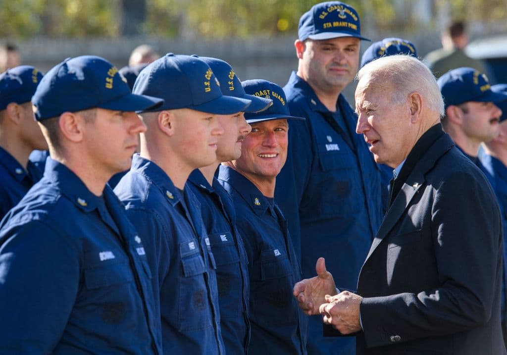 Los Biden rinden tributo a los fallecidos por covid-19 y a los militares en su mensaje de Acción de Gracias