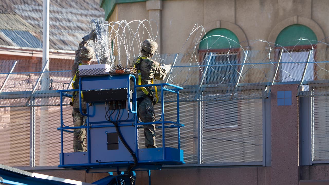 Con alambre busca persuadir a los migrantes que buscan saltar el muro, una tarea difícil en un área custodiada por cientos de agentes, cámaras de vigilancia y sensores.
