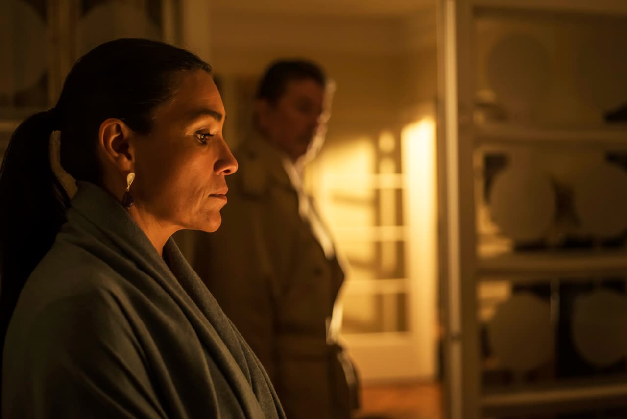 En la serie '
<b><a href="http://www.univision.com/series/el-chapo">El Chapo</a></b>', el general Blanco de inmediato buscó a la periodista Gabriela Saavedra y le exigió la identidad de quien había filtrado los expedientes de su caso.