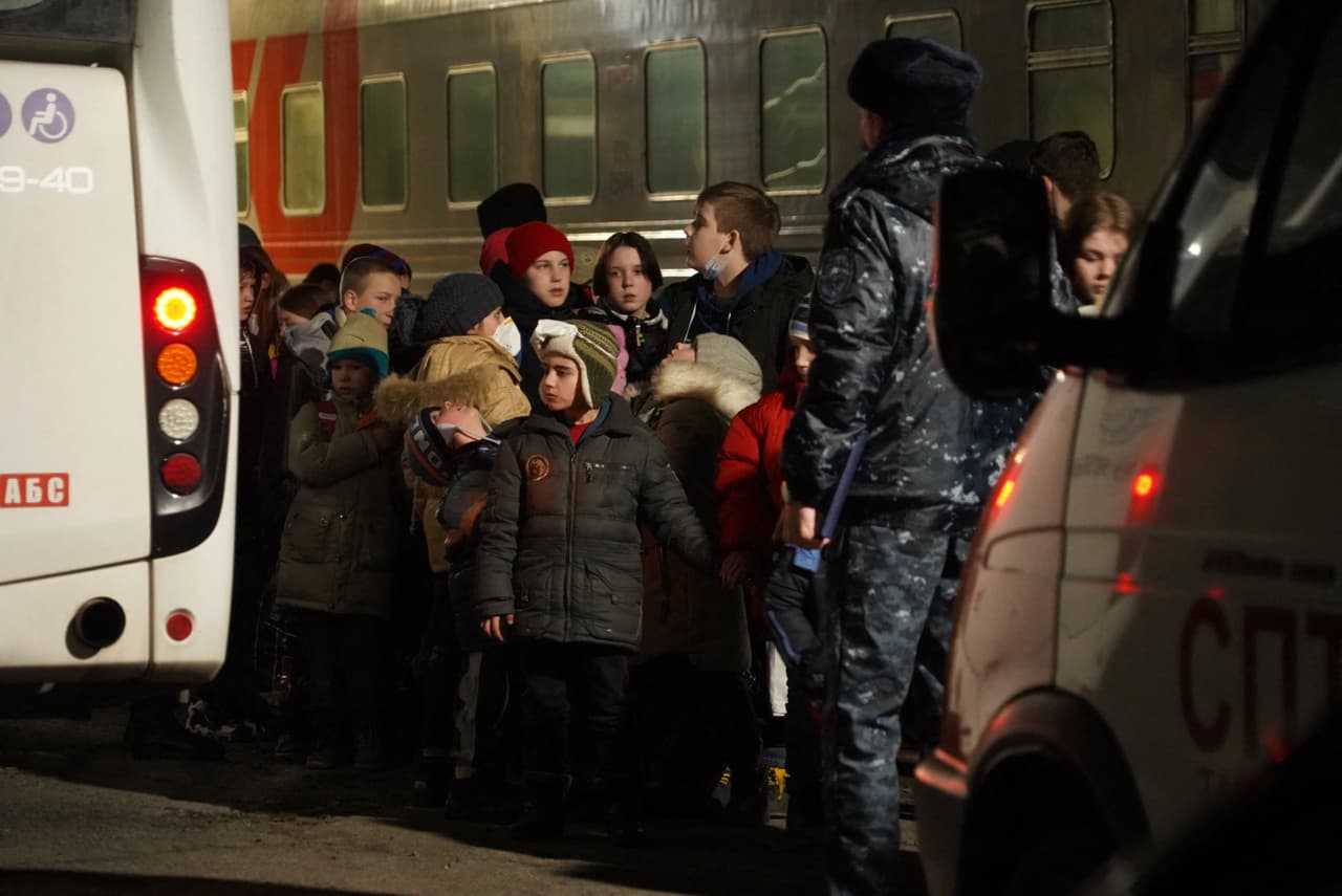 <b>Como si se tratase de una pesadilla que vuelve a empezar, civiles parten de las zonas separatistas en el este de Ucrania hacia territorio ruso. </b>En la foto, personas evacuadas de la autoproclamada República Popular de Donetsk se suben a un tren para ser evacuadas a Rusia, a la ciudad de Taganrog, este 20 de febrero de 2022.
