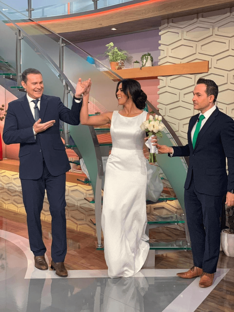 Alan y Carlos la esperaron bajo las escaleras para escoltarla como si fuera el gran día. Las caminatas de Francisca mostrando la moda nupcia es solo una probadita de cómo lucirá en su boda.