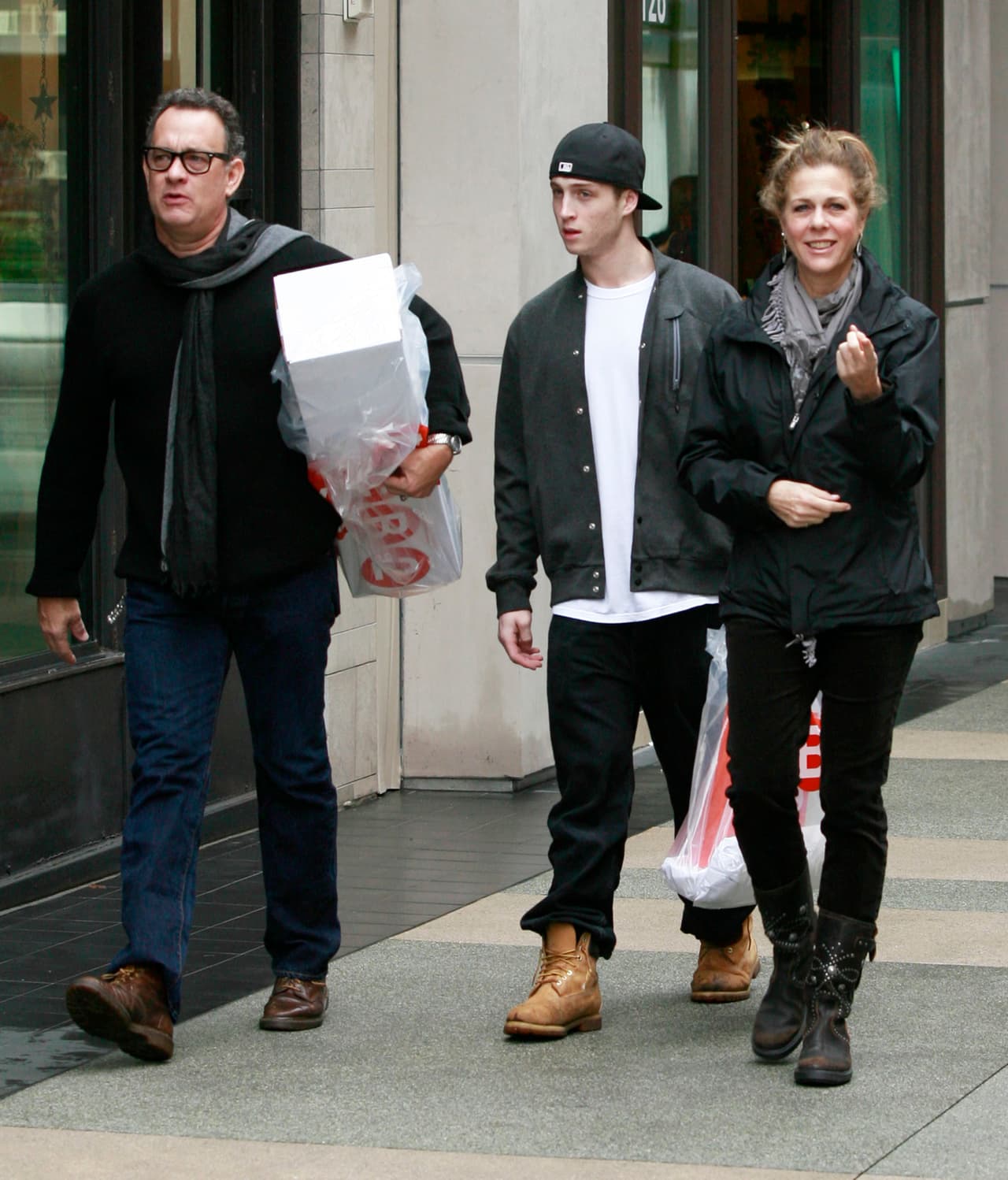 El hijo de Tom Hanks y Rita Wilson ha batallado con su adicción a las drogas y en 2015 tuvo que entrar a rehabilitación. Sin embargo, un año después se vio involucrado en un accidente automovilístico donde se presume que estaba bajo la influencia del alcohol.