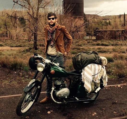 La carrera se este chico arranco en 2010 con el grupo Urban Lights, del que también formaba parte su hermano.