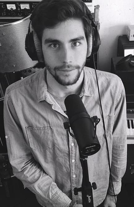 La canción y la producción son totalmente del español, cosas que quizás llamaron la atención en JLo.