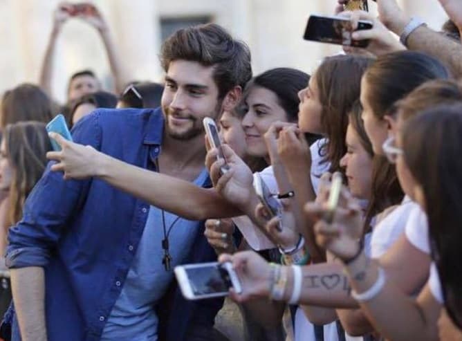 ¡Boom! En cuanto el remix se publicó comenzó a ser la sensación. La carrera de Álvaro ya iba fuerte antes de conocer a JLo, y con el dueto se elevó todavía más.